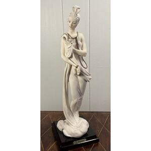 Vintage Giuseppe Armani Figurine Lady/ Powder Puff Capodimonte 1987 Italy Signed